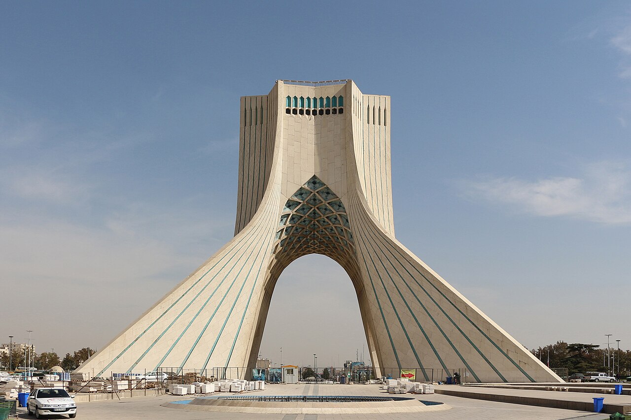 برج آزادی تهران در نمای رو به میدان