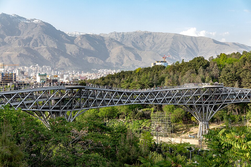 پل طبیعت تهران و خط آسمان شهر